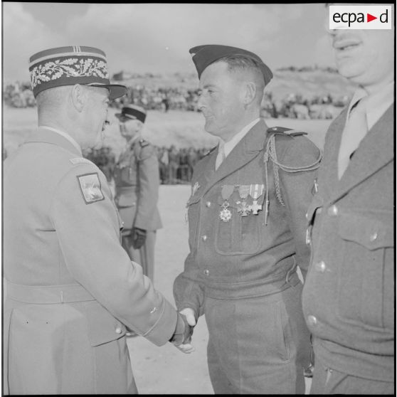 Remise de décoration lors d'une cérémonie à Boghari.