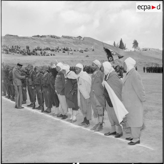 Remise de décoration lors d'une cérémonie à Boghari.