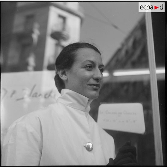 Portrait de femme devant une exposition.