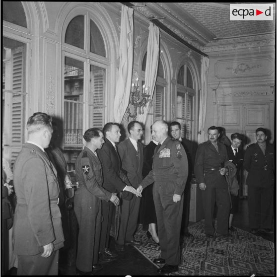 Les anciens d' Indochine réunis à l'état-major interarmées de la Xe RM du général Salan.