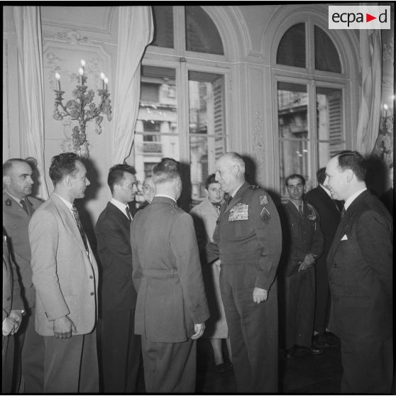 Les anciens d' Indochine réunis à l'état-major interarmées de la Xe RM du général Salan.