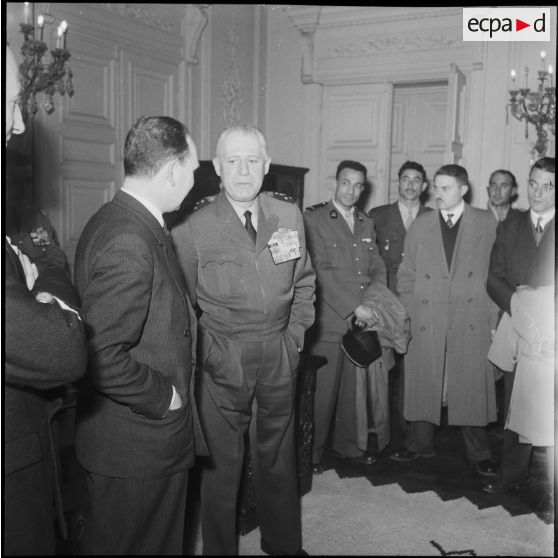 Les anciens d' Indochine réunis à l'état-major interarmées de la Xe RM du général Salan.