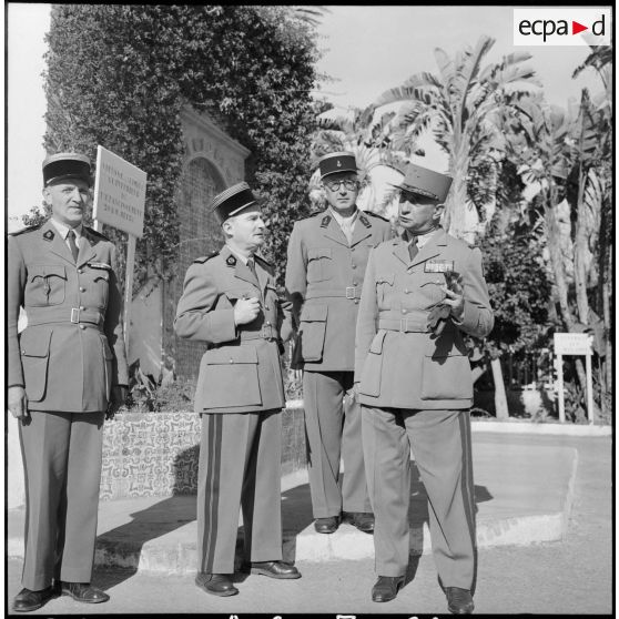 Visite de l'hôpital Maillot à Alger par monsieur Coulon, député maire de Vichy et le général Raoul Salan.