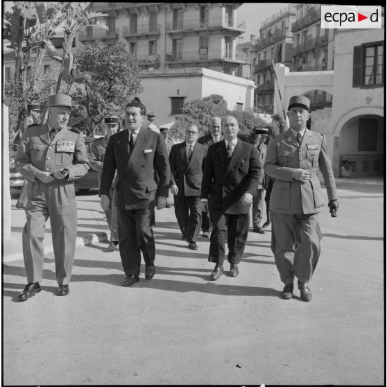 Entrée des officiels à l'hôpital Maillot d'Alger.