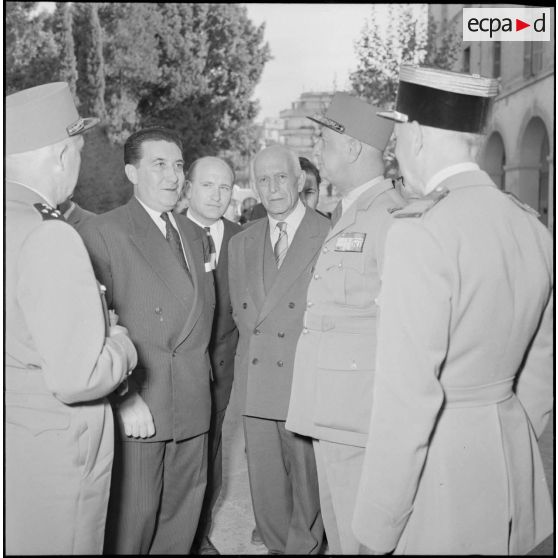 Le groupe des officiels à l'hôpital Maillot d'Alger.