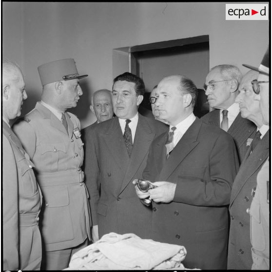 Visite de l'hôpital Maillot à Alger par monsieur Coulon, député maire de Vichy et le général Raoul Salan.