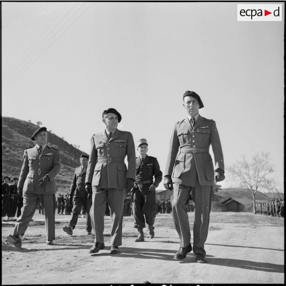 Les généraux Gouraud et Guérin lors des adieux du général Gouraud à Bouira.