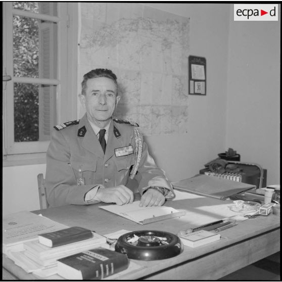 Portrait du colonel Mailloux à son bureau, Ameur El Aïn.