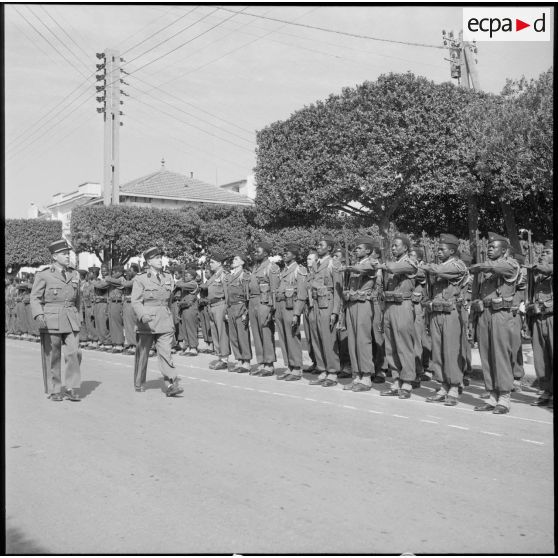 Le colonel Mailloux passe en revue les troupes, Ameur El Aïn.