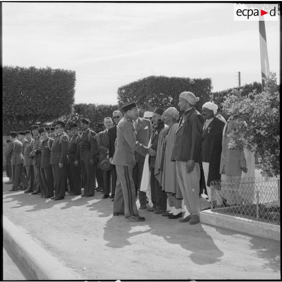 Le colonel Mailloux salue des anciens combattants, Ameur El Aïn.