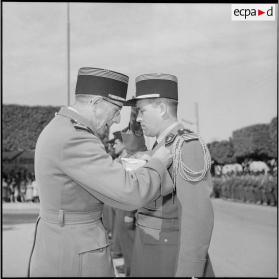 Remise d'une décoration par le colonel Mailloux, Ameur El Aïn.