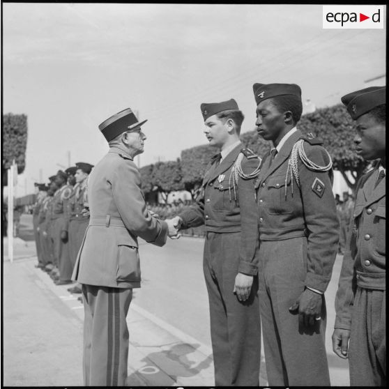 Remise d'une décoration par le colonel Mailloux, Ameur El Aïn.
