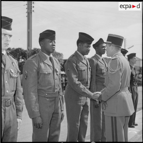 Remise d'une décoration par le colonel Mailloux, Ameur El Aïn.