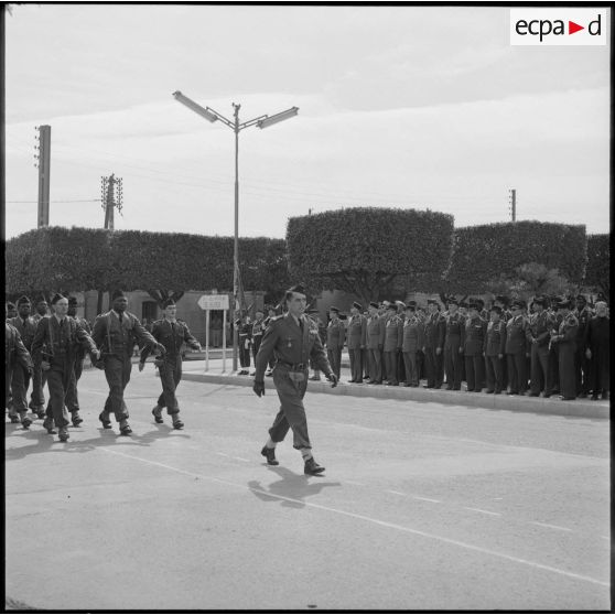 Le défilé à pied à l'occasion du départ du chef de bataillon du 23e RIC, Ameur El Aïn.