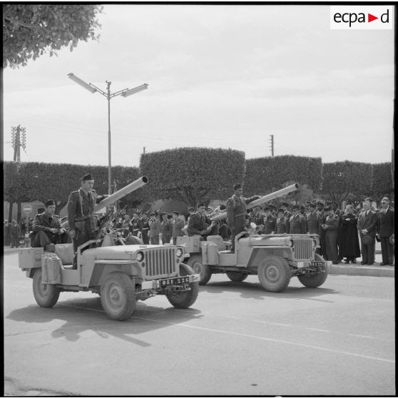 Le défilé motorisé à l'occasion du départ du chef de bataillon du 23e RIC, Ameur El Aïn.