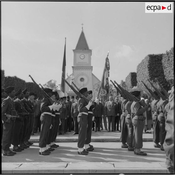 Le drapeau du 23e RIC (23e régiment d'infanterie coloniale) et sa garde.