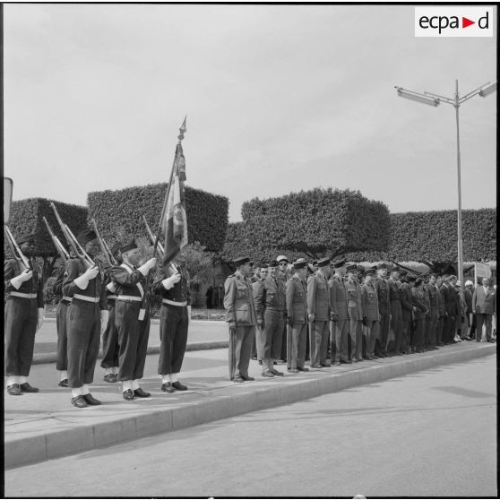 Le drapeau du 23e RIC (23e régiment d'infanterie coloniale) et sa garde.