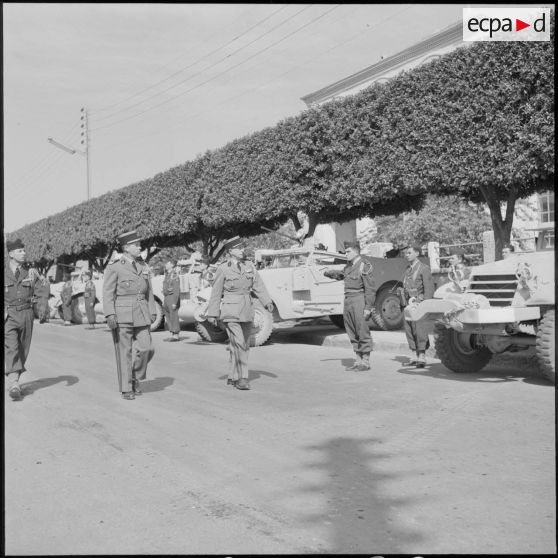 Le colonel Mailloux passe en revue les troupes à l'occasion du départ du chef de bataillon du 23e RIC, Ameur El Aïn.