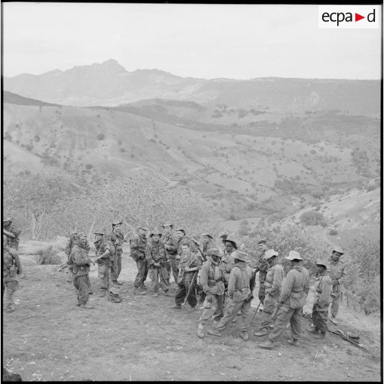 Un commando du 23e RIC faisant une halte.
