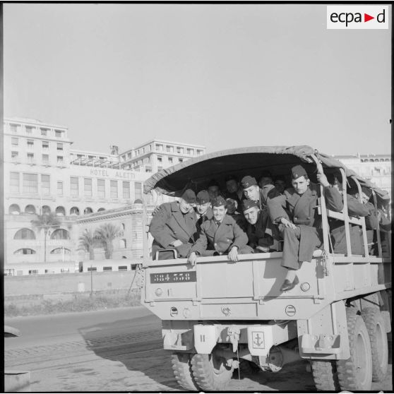Arrivée de métropole d'appelés de la classe 56/2A à Alger.