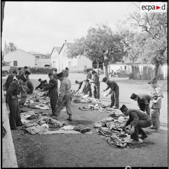 Perception de paquetage par les appelés en route pour le 23e RIC.