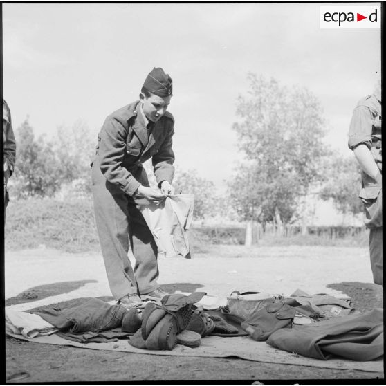 Vérification de paquetage des appelés en route pour le 23e RIC.