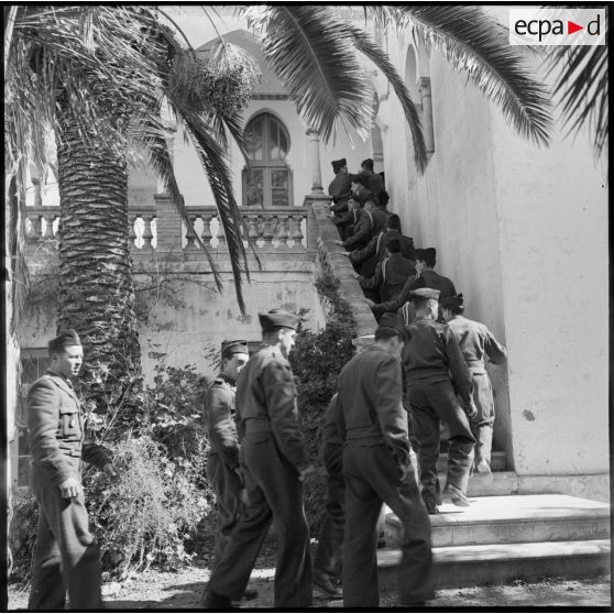 Les appelés se rendent au PC du 1/23e RIC.