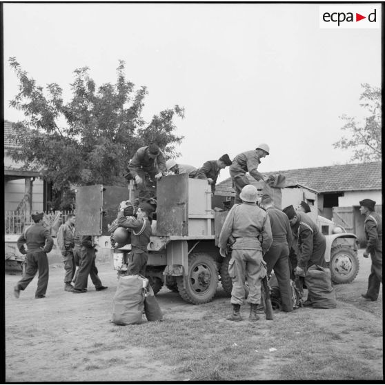 Arrivée d'appelés à la ferme Trinier.