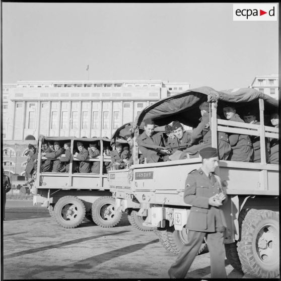 Arrivée de métropole d'appelés de la classe 56/2A à Alger.