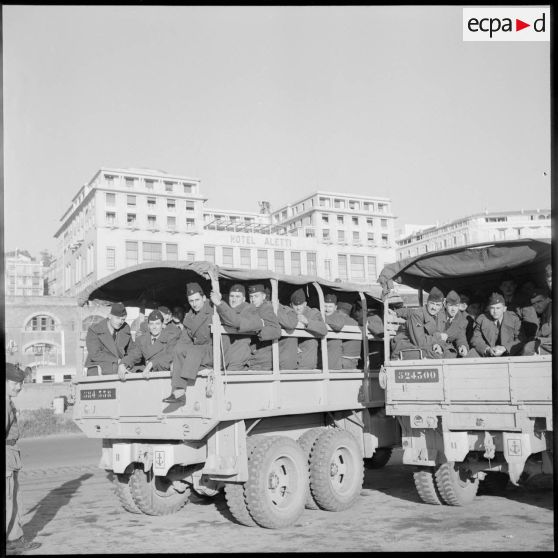 Arrivée de métropole d'appelés de la classe 56/2A à Alger.