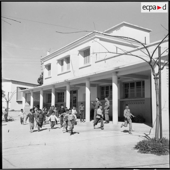 Vue extérieure du bâtiment de l'école de Montebello (Sidi-Rached).