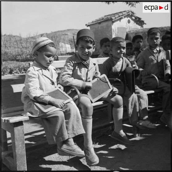 Photographie d'un groupe d'élèves de Montebello (Siidi-Rached).