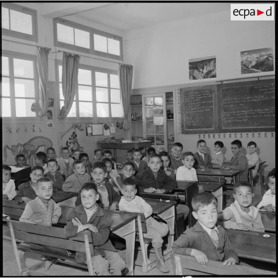 Vue intérieure d'une salle de classe de Montebello (Sidi-Rached).