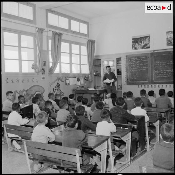 Vue intérieure d'une salle de classe de Montebello (Sidi-Rached).