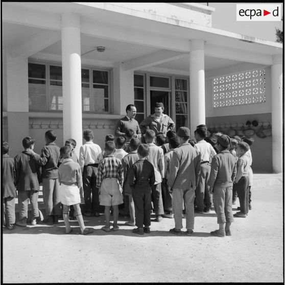 Le élèves pendant la récréation à Montebello (Sidi-Rached).