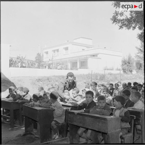 Leçon donnée en plein-air à Montebello (Sidi-Rached).