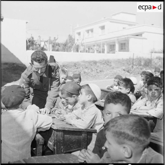 Leçon donnée en plein-air à Montebello (Sidi-Rached).