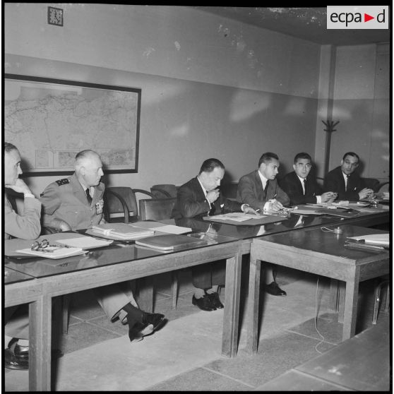 Réunion générale d' information au gouvernement général avec Robert Lacoste et le général Raoul Salan.