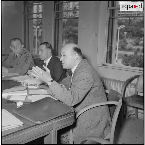 Réunion générale d' information au gouvernement général avec Robert Lacoste et le général Raoul Salan.