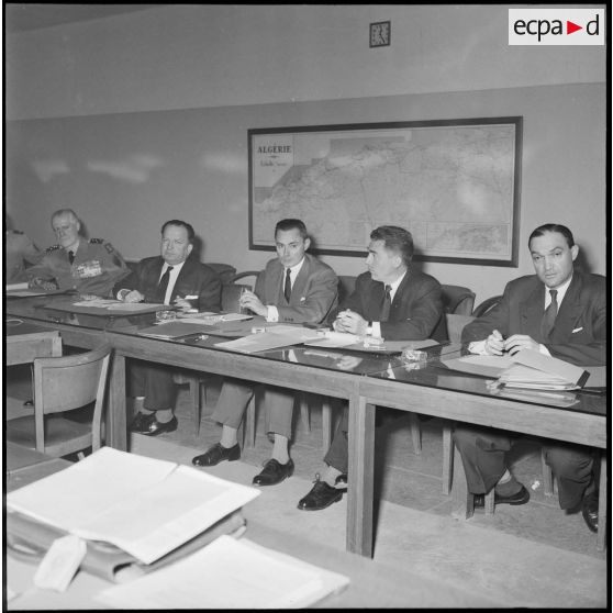 Réunion générale d' information au gouvernement général avec Robert Lacoste et le général Raoul Salan.