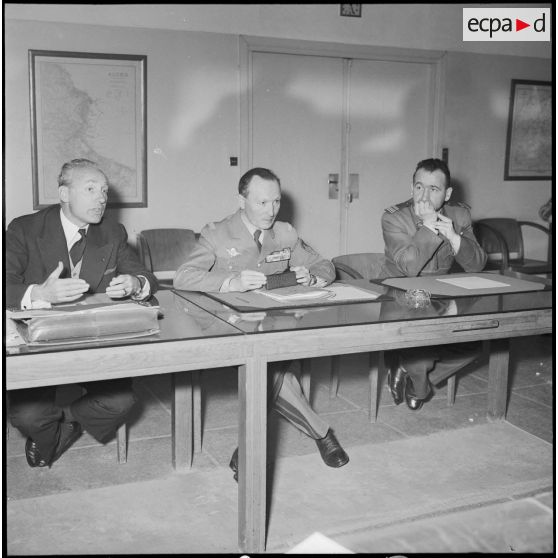 Réunion générale d' information au gouvernement général avec Robert Lacoste et le général Raoul Salan.