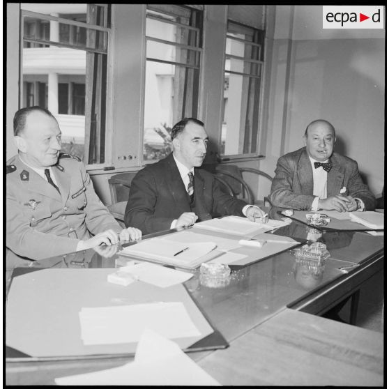 Réunion générale d' information au gouvernement général avec Robert Lacoste et le général Raoul Salan.