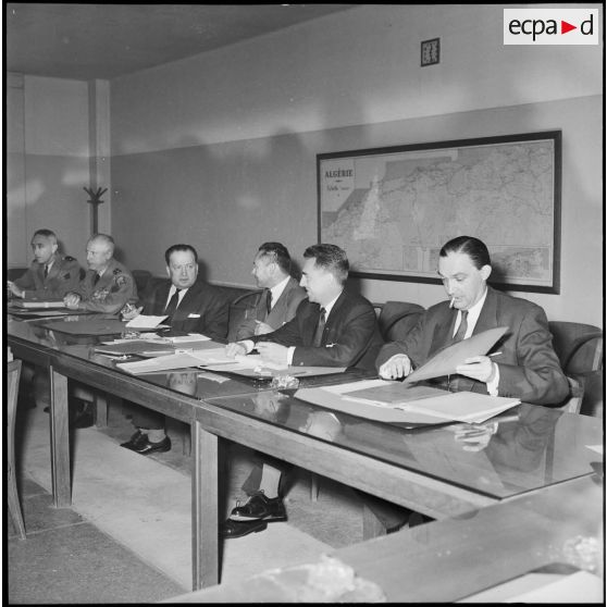 Réunion générale d' information au gouvernement général avec Robert Lacoste et le général Raoul Salan.