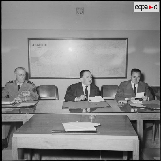 Réunion générale d' information au gouvernement général avec Robert Lacoste et le général Raoul Salan.