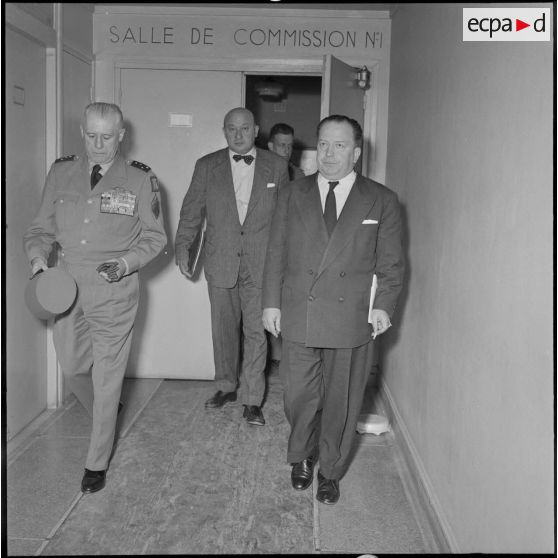 Réunion générale d' information au gouvernement général avec Robert Lacoste et le général Raoul Salan.