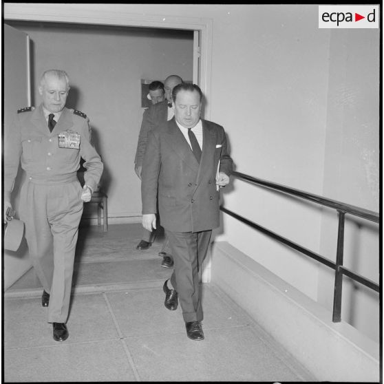Réunion générale d' information au gouvernement général avec Robert Lacoste et le général Raoul Salan.