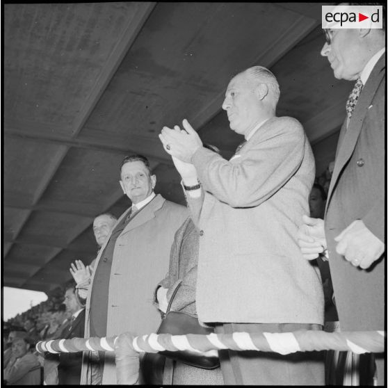Le général Salan dans la tribune officielle du stade Saint Eugène d'Alger.
