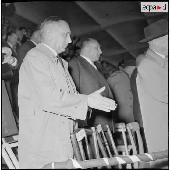 Le général Loth au stade Saint Eugène d'Alger.