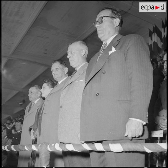 Le général Salan dans la tribune officielle du stade Saint Eugène d'Alger.