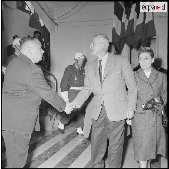 Le général Salan au stade Saint Eugène d'Alger.